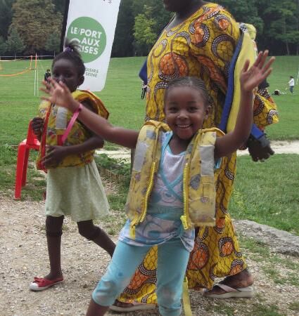 Activité pédalo à la base de loisirs pour les familles du Secours populaire