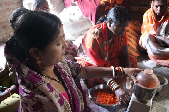 Le mixage des épices par les femmes d’un SHG de Bari Pada