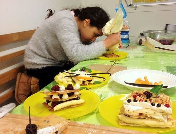 Confection d'un mille-feuille avec des feuilles de brick