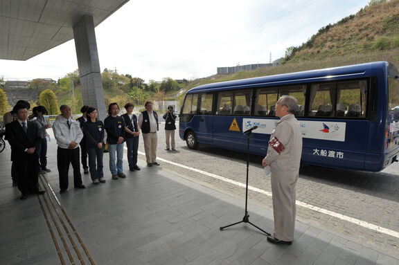 Le Maire de la commune de Ofunato fait un discours après qu'un bus de ramassage scolaire ait été financé par la Secours populaire