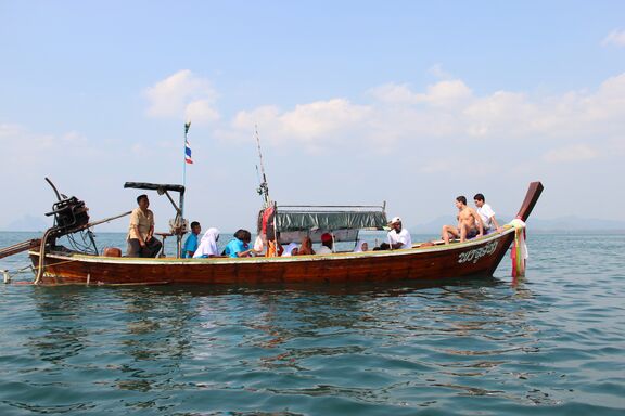 Voyage en bateau vers le lieu de plantation de mangrove.