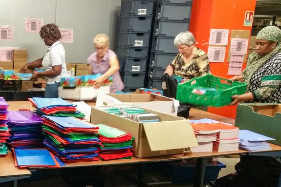 Préparation des 300 kits de fournitures scolaires attribués aux familles.