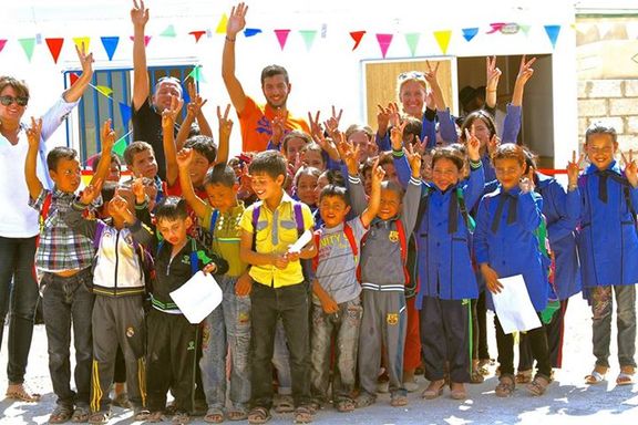Photo de groupe devant l'école agrandie et rafraîchie !