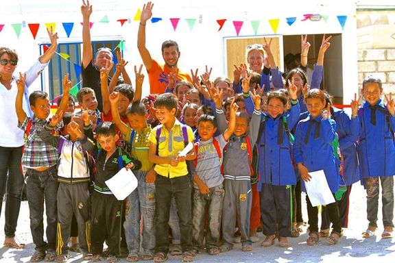 Photo de groupe devant l'école agrandie et rafraîchie !