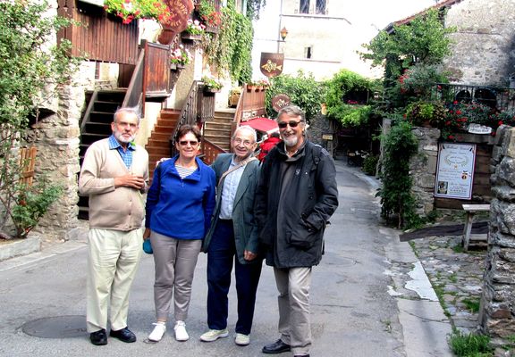 Les seniors prennent la pose à Yvoire