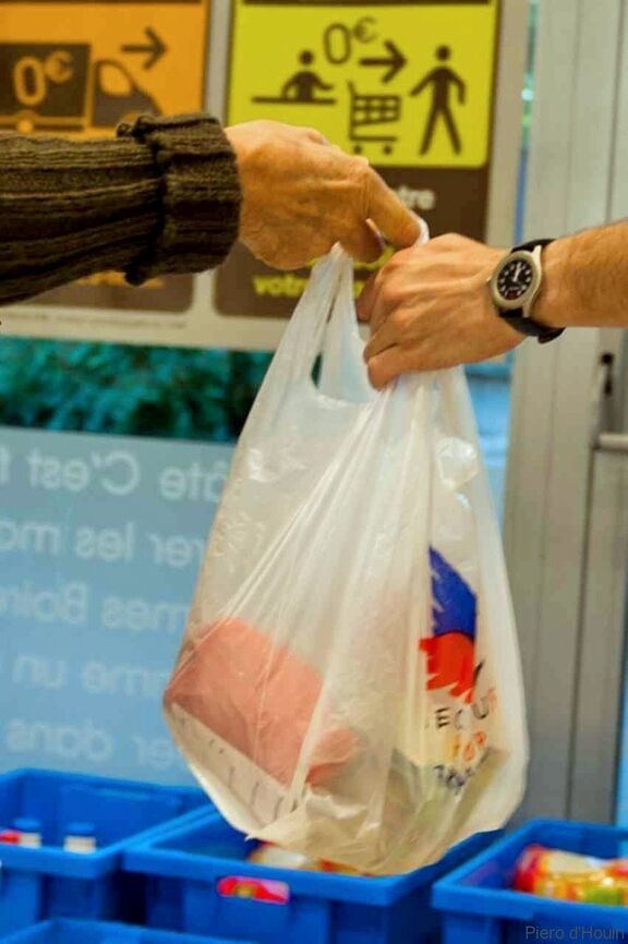 Collecte alimentaire dans un magasin parisien