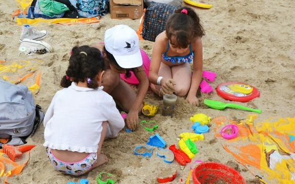 Les enfants participent à la journée des oubliés des vacances du Secours populaire