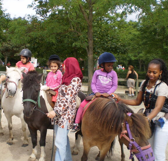 Des enfants profitent des loisirs